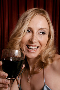 喝红酒的开心女人图片