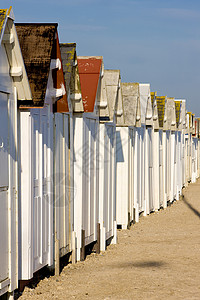 海滩上的小屋 法国诺曼底伯尼雷斯梅尔 夏天高清图片