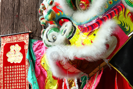 红中国狮子头的近身 树 传统的 舞蹈 假期背景图片