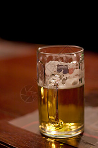 啤酒 柔软的 酒吧 派对 泡沫 桌子 暗淡 金的 马克杯背景图片