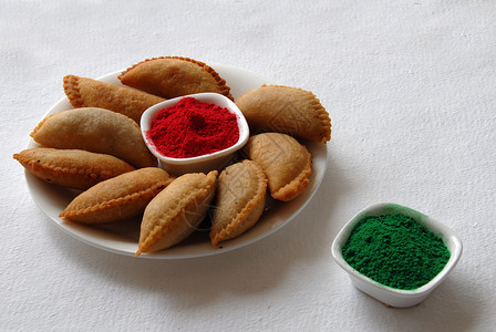 顾家Holi节的糖果古吉亚和彩色粉末 庆典 印度背景