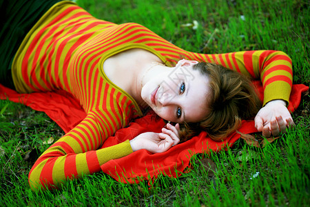 穿着亮彩色条纹毛衣的女孩肖像 自由 庆典 运动图片