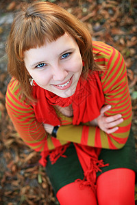 穿着亮彩色条纹毛衣的女孩肖像 亮度 闲暇 户外图片