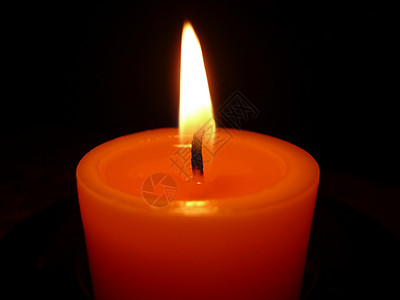 蜡烛的火焰 烧伤 强光 黑暗的 烛光 黄色的 希望图片