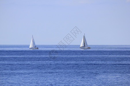 公海海平面两艘帆船图片