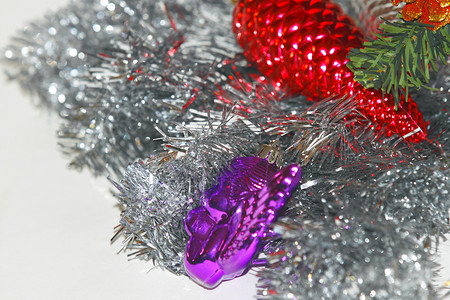 圣诞节装饰品 美丽的 玩具 冬天 节日装饰品 圣诞树 假期背景图片