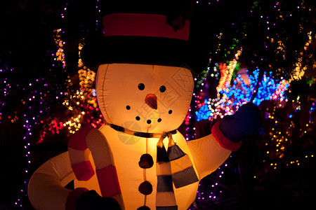 雪人和圣诞灯 圣诞节 树 黑暗 喜庆的 发光的背景图片