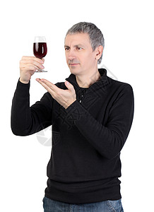 男人拿着一杯红港葡萄酒 行家 沉思 白色的 门静脉 玻璃背景