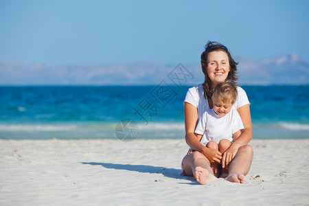 年轻母亲和儿子在海滩玩耍 支撑 兄弟 孩子 快乐的高清图片