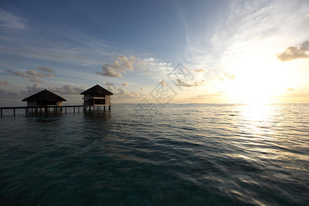 日出时的疾病房屋 水 热带 海 波纹 放松 天堂背景图片