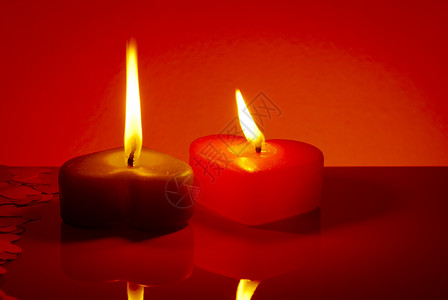 两根燃烧的心形蜡烛 发光的 优雅 火焰 安静 情人节背景图片