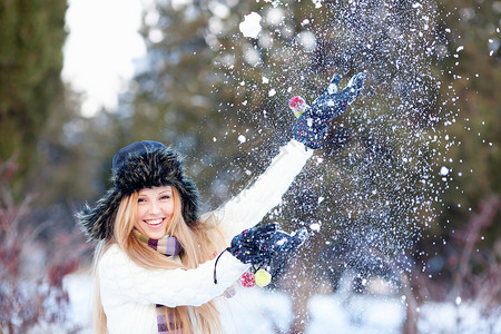 冬季女孩 圣诞节 青少年 女士 乐趣 雪花 寒冷的 冬天图片