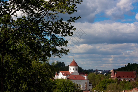 白教会 住宅 春天 老的 城市 云 维尔纽斯 墙 镇背景图片