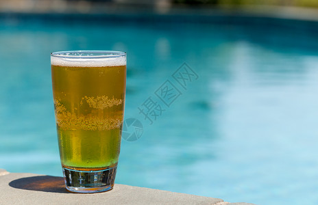 水边边边边的啤酒杯 太阳 液体 气候 阳光 口渴 泡沫背景图片