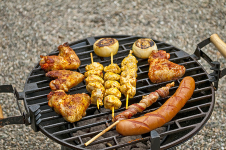 烤鸡翅烧烤 布拉特武斯特 肉菜和火腿 烹饪高清图片