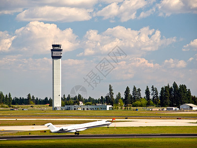 机场控制塔随着飞机起飞的现代机场空中交通管制塔台空 气控制塔 天空 飞机场背景