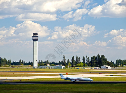 机场控制塔随着飞机起飞的现代机场空中交通管制塔台空 气控制塔 航班 高的背景