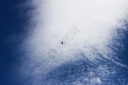 蓝色天空中的清晰螺旋桨飞机 云 高的 涡轮 旅行背景图片