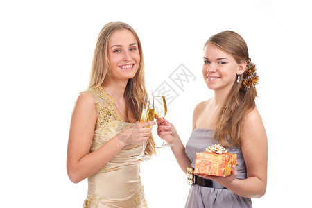 两个女孩在庆祝圣诞节 手上拿着礼物和眼镜的礼物和眼镜 盒子 生日背景图片