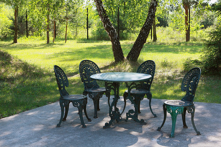 帕蒂奥 温暖的 桌子 休息 院子 草 户外 草地 树 阳光背景图片