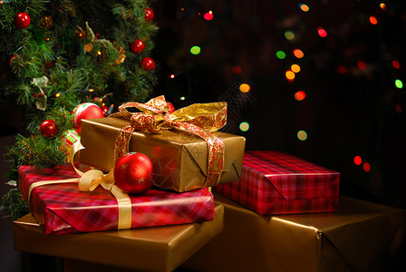 圣诞树下面的礼物 圣诞节 情绪 心情愉快 丝带 蓝色的 模糊背景图片
