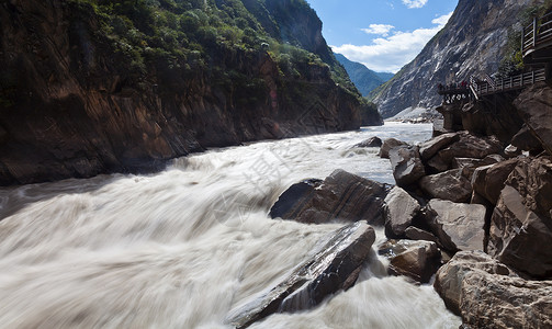 屈原跳江中国云南省里江的虎皮峡谷 长江 深的 海浪 危险的背景