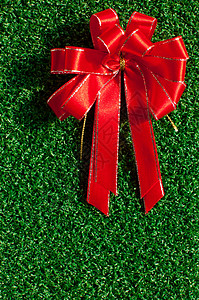 绿草背景的红弓 礼物 假期背景图片