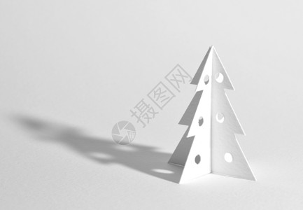 圣诞树在白边上被隔绝 季节 圣诞节 礼物 装饰品背景图片