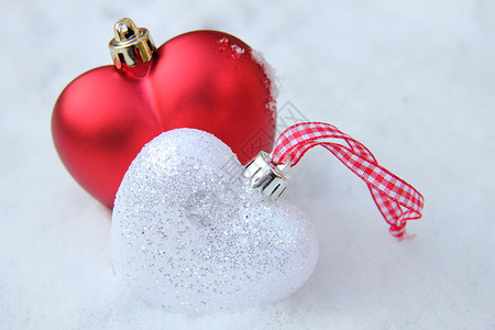 雪中红色和白色的心饰 玻璃 假期 冬天 闪亮的背景图片