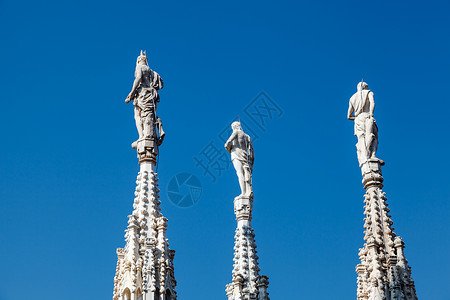 意大利伦巴迪米兰大教堂屋顶的三座雕像高清图片
