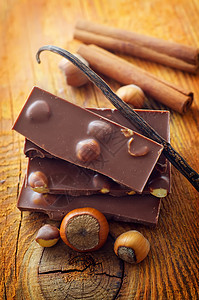 木板上巧克力和香辣味 香料 甜的 欲望 小吃高清图片