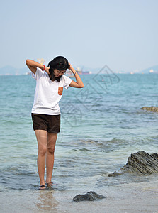 沙滩暑假的美丽年轻女子 海滩 头发 女性 水图片