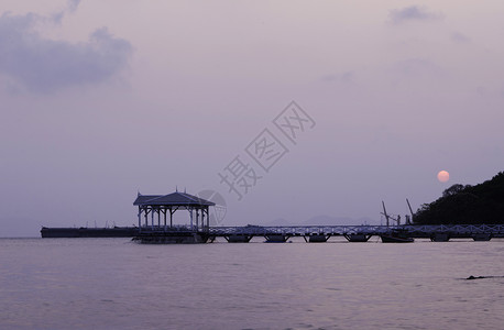 太阳升起在西昌岛美丽的老桥上背景图片