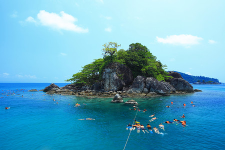冲向旅行小组 风景 鲜明的色彩 岛 岩石 树 蓝色的 象岛背景