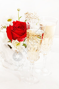 带鲜花的香槟 自然 白色的 高脚杯 桌子 雏菊 菊花 红色的背景图片