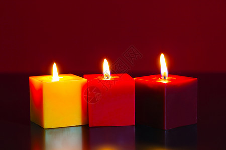 三个燃烧的蜡烛 红色的 生日 充满活力的 闪亮的 假期 火焰背景图片