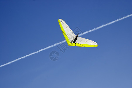 冲击深蓝天空的滑翔机背景图片