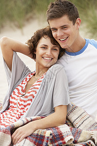 吉卜赛青年夫妇拥抱海滩 快乐的 男性 亲热 二十多岁 微笑图片