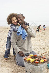 年轻家庭享受海滩上的烤肉 6岁 孩子们 女性 男生背景图片