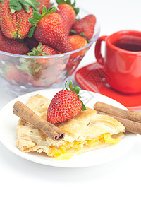 苹果馅饼 肉桂 一杯茶和草莓异醇 温暖的 飞碟背景图片