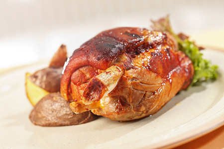 土豆烤猪排和土豆 酒吧 食物 肉 猪肉 关节背景图片