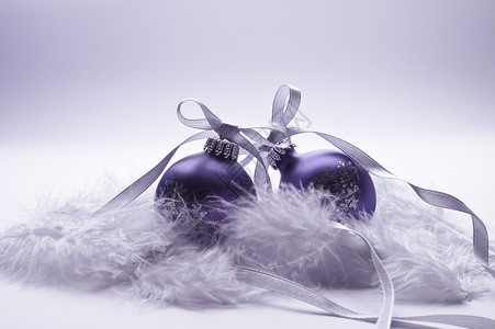 圣诞节球 白色的 圆形的 丝带 弓 十二月 羽毛 庆典背景图片