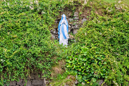 圣洁母亲教会圣母玛丽亚女雕像 上帝 祈祷 天堂 叶子 植物背景