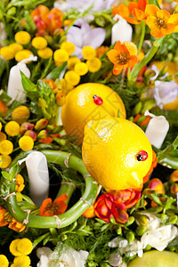 漂亮的花束 柠檬 装饰风格 水果 篮子 小苍兰 静物 菊花背景图片