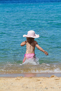 小女孩在海上奔跑图片