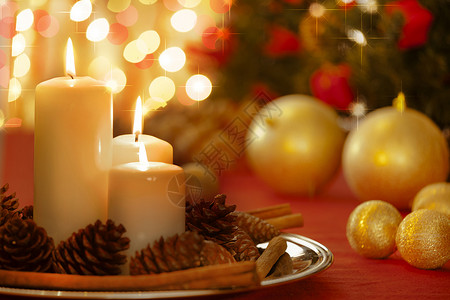 圣诞节桌装饰 绿色的 金子 松果 肉桂 假期 黄色的背景图片