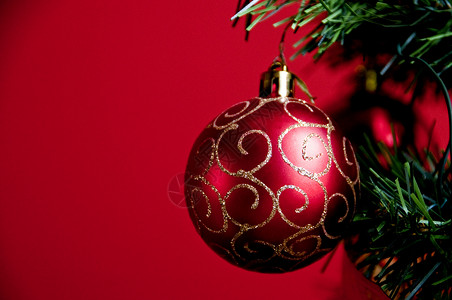 圣诞树球 红色的 周年纪念日 气氛 金子 松树背景图片
