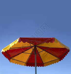 伞式雨伞 海滩 乐趣 天空 河 夏天 阳伞 遮阳棚图片