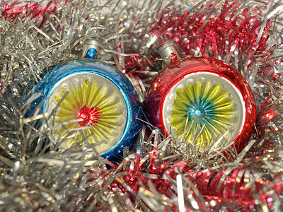 圣诞酒和锡类 闪亮的 灯 季节性的 庆典 圣诞节背景图片
