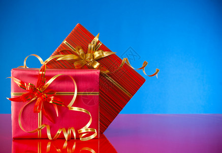 蓝色背景的圣诞礼物 含蓝色背景 圣诞节 闪亮的背景图片